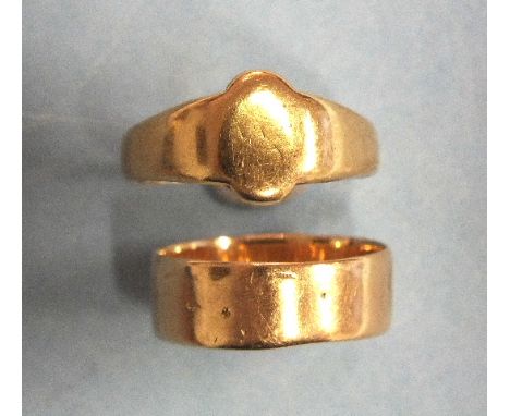 An 18ct gold signet ring, size O and an 18ct gold wedding band, size L, 6.1g, (2).