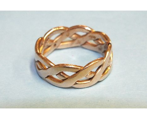 A 9ct rose gold ring of Celtic knot design, size Q, 5.5g.