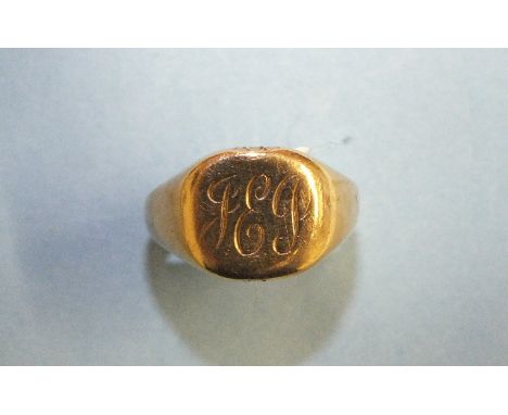 A 9ct gold signet ring, size O½, 7.3g.