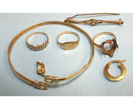 A 9ct gold bangle set peridot, (damaged) and other 9ct gold jewellery, gross weight 14.7g.