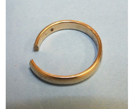 A gold wedding ring with Continental mark, (sawn through), 5g.