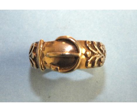 A 9ct gold buckle ring, size Q, 4.6g.