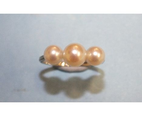 An 18ct white gold ring set three cultured pearls, size M, 2.5g.