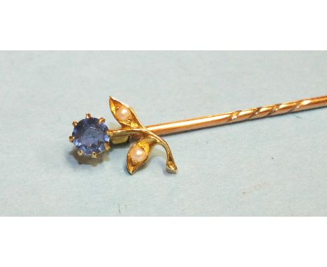 An Edwardian stick pin claw-set a sapphire and pearl flower, on unmarked gold mount, 1.6g.