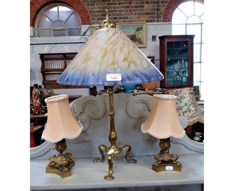 AN EDWARDIAN BRASS TABLE LAMP, with later glass shade and a pair of squat brass table lamps