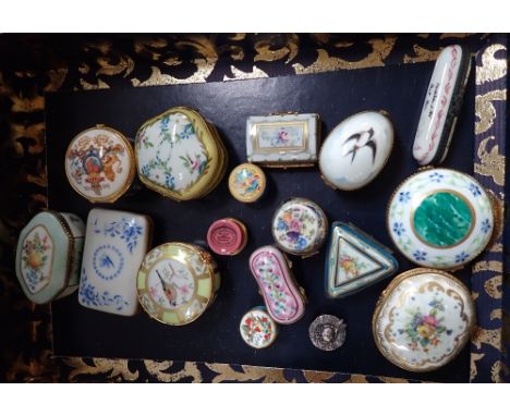 A COLLECTION OF PORCELAIN AND ENAMEL PILL BOXES including Limoges Halcyon Days etc