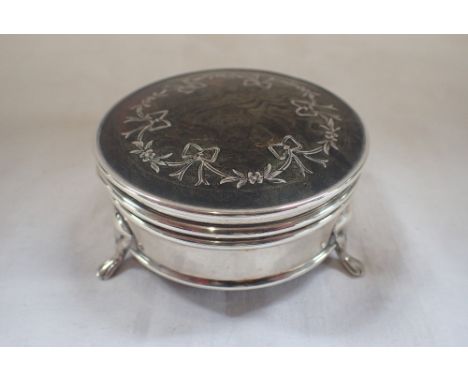A SILVER AND TORTOISESHELL TRINKET BOX with silver inlaid ribbon and swag decoration, approximately 95gms