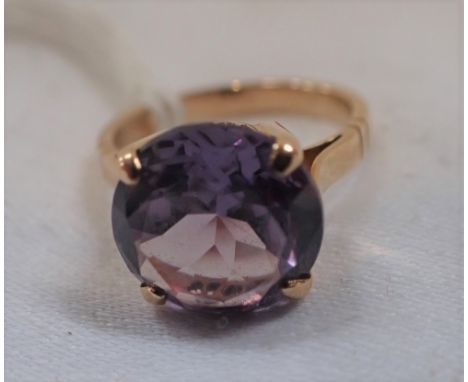 AN ALEXANDRITE DRESS RING, on an unmarked yellow gold shank, ring size K