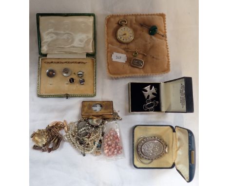 A COLLECTION OF JEWELLERY including a 9ct gold gatelink bracelet, approximately 9gms, a pair of unmarked gold button and bull