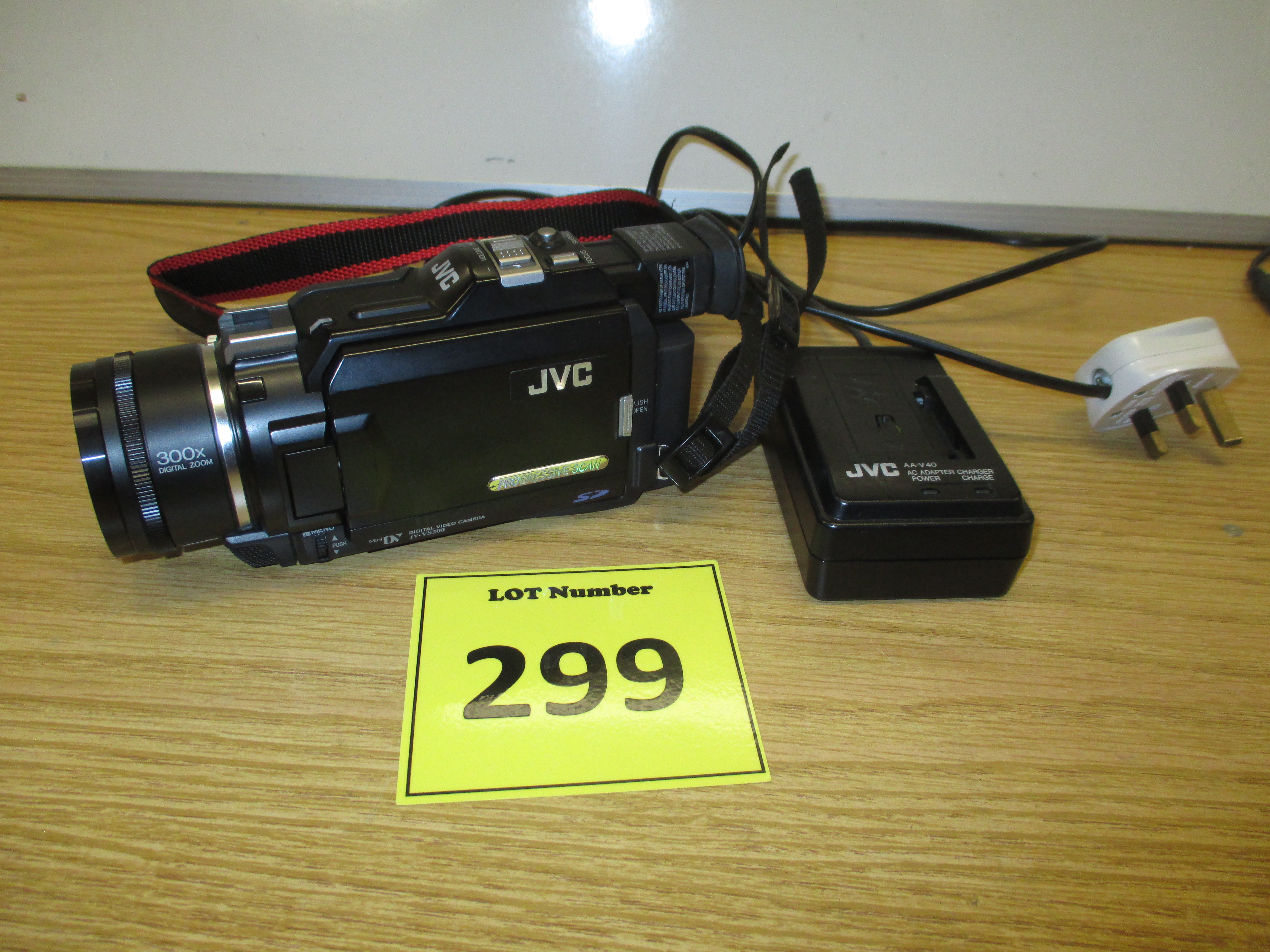 JVC DIGITAL VIDEO CAMERA MODEL JYVS200E. (300 X DIGITAL ZOOM) WITH CHARGER