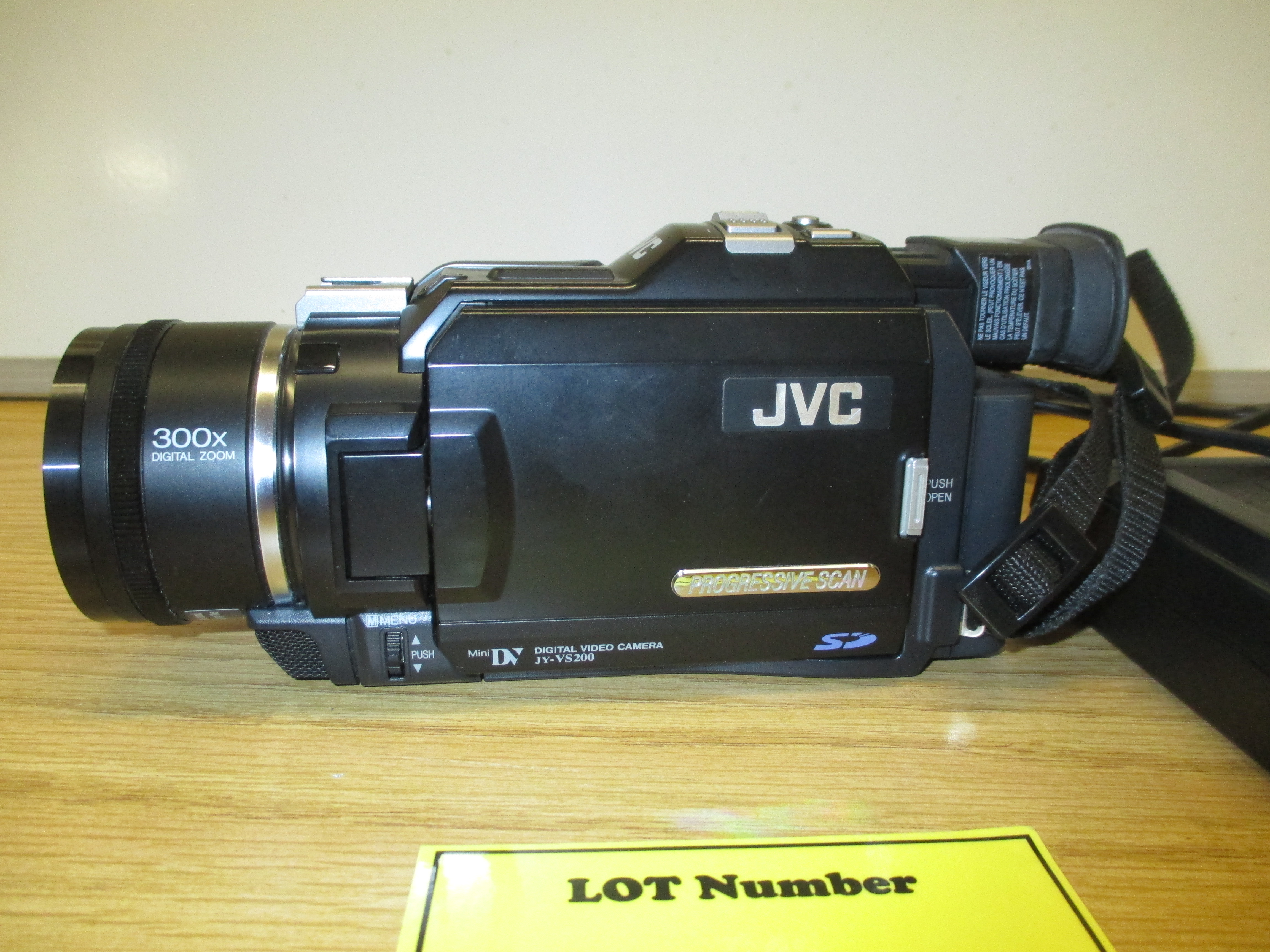JVC DIGITAL VIDEO CAMERA MODEL JYVS200E. (300 X DIGITAL ZOOM) WITH CHARGER
