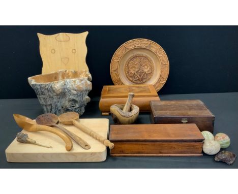 A Beddgelert Woodcraft tree trunk bowl,  novelty cat cutting board,  carved plate, jewellery box, polished stone eggs etc 