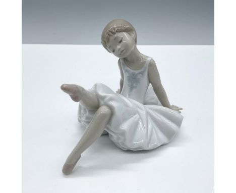 Glossy porcelain. Features an adorable ballerina in a white dress. Lladro backstamp. This item has its original box, dimensio