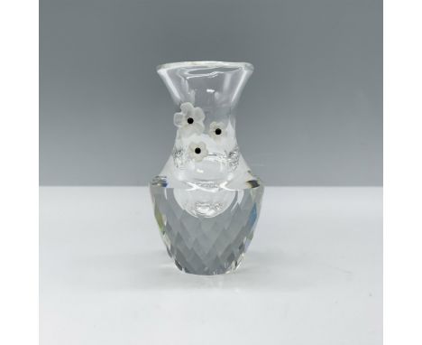 Gorgeous clear crystal bud vase with three small frosted flowers with black centers. This item was part of the Exquisite Acce