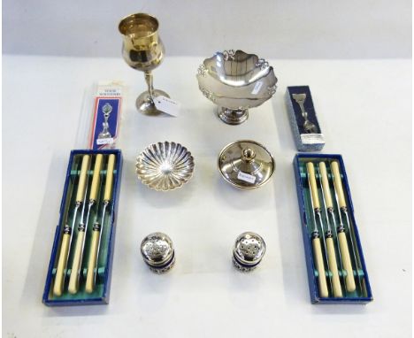 Assorted silver plated flatware to include teaspoons, forks, etc, a quantity of souvenir spoons, a cruet set, a pedestal dish