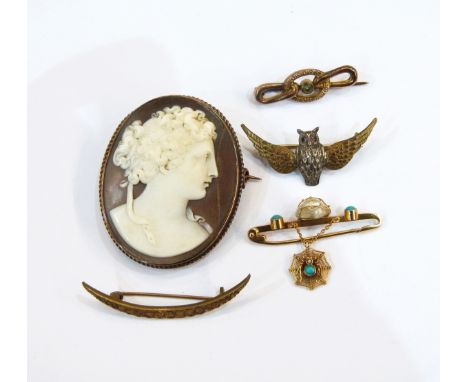 Gold-coloured bar brooch set with a central freshwater pearl flanked by two turquoise-coloured cabochons, with a pendant of c