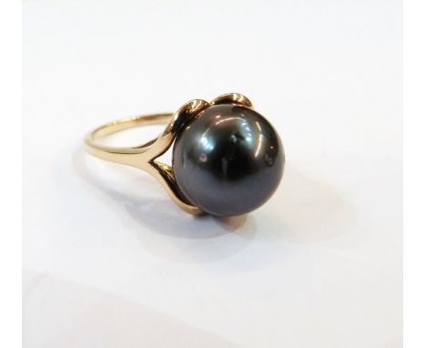 9ct gold ring set with Tahitian-type pearl, the pearl 10mm in diameter approx 