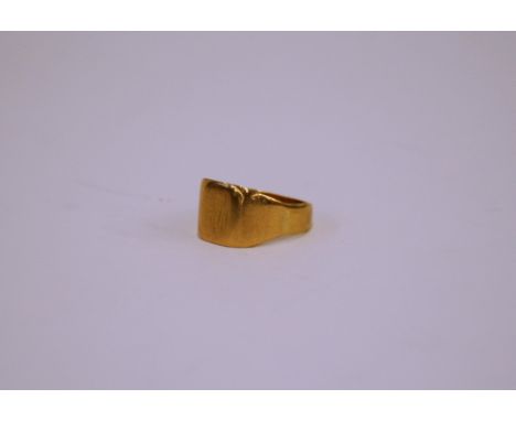 A yellow metal signet ring, approx 6gms