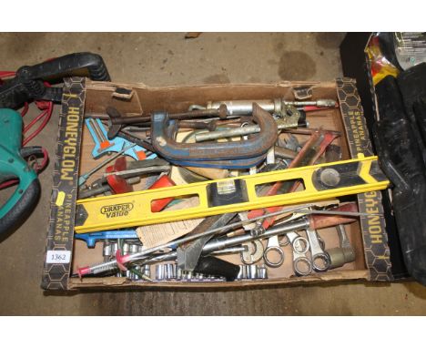 A tray box containing various tools to include a Draper spirit level, a pair of Record 6" G clamps, bearing pullers, a strip 