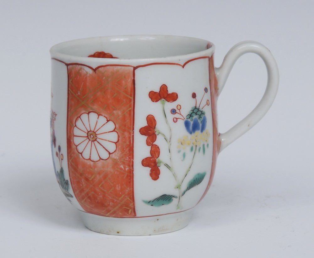 A Worcester Scarlet Japan pattern coffee cup, painted with alternating ...