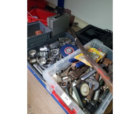 QUANTITY OF RATCHET AND DRILL BITS VINTAGE TOOLS AND A CROWBAR ETC
