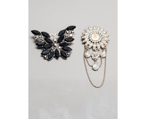 LARGE COSTUME JEWELLERY BUTTERFLY BROOCH TOGETHER WITH A SUNBURST COSTUME BROOCH WITH PEARLS AND DROPS ON CHAIN