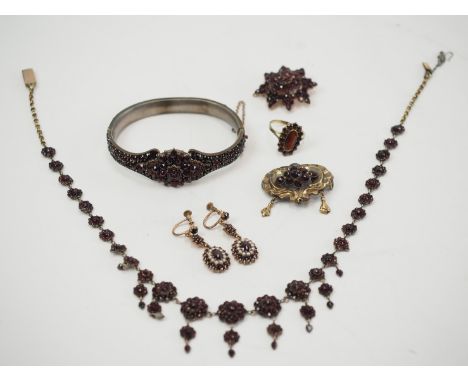 Konvolut Granatschmuck. Bestehend aus Armreif, Halskette, Paar Ohrhänger, Ring, Tragespuren, zum Teil beschädigt. Zustand II-