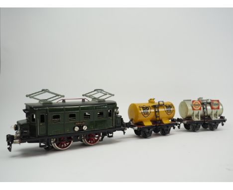 Märklin: Lok RS 66/12910 und 2 Anhänger Spur 0. Grüne Lokomotive, elektrifizierte Frontlampen, zwei Tankwagen 'Esso' und 'BP'