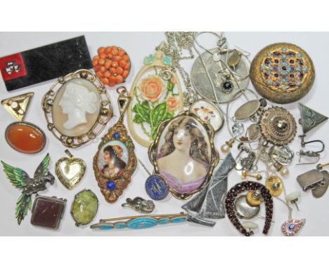 A mixed lot of antique and vintage costume jewellery.  