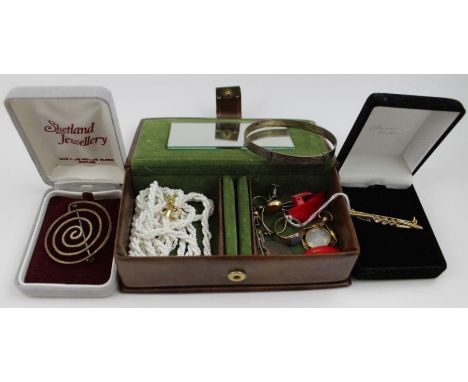 A 9ct gold signet ring, together with other rings, pendants, bracelet, etc.