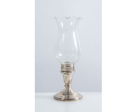 Frank M. Whiting Company, Stati Uniti. Lampada in argento 925 e vetro.Cm 23xdiametro 8,5.Sotto la base reca punzoni: Sterling