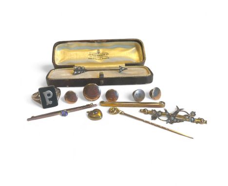 A collection of antique jewellery in precious yellow metal, featuring a diamond set arrow form jabot pin (at fault with a mis