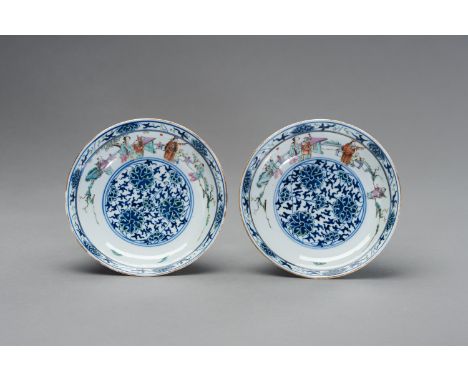 A PAIR OF DOCAI PORCELAIN DISHESChina, late Qing Dynasty (1644-1912). Painted in deep blue under the glaze to the central rou