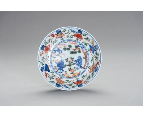 A SMALL WUCAI POCELAIN DISHChina, late Qing Dynasty (1644-1912). The interior delicately decorated in the Wucai palette with 
