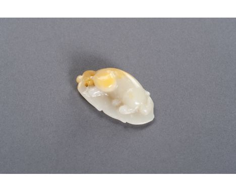 A CELADON AND YELLOW JADE 'CAT ON LEAF' PENDANT, LATE QING TO REPUBLICChina, late Qing dynasty (1644-1912) to Republic period