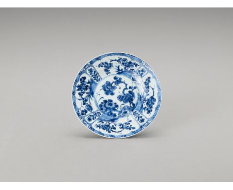 A 'FLORAL' BLUE AND WHITE PORCELAIN DISHChina, Kangxi period (1662-1722). Painted in underglaze blue on the show side with fl