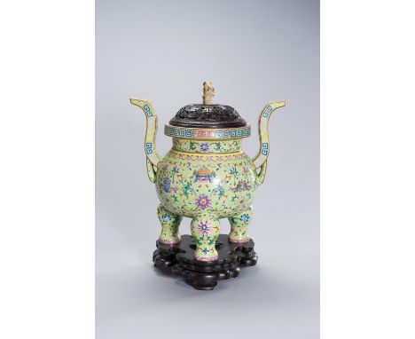 A LARGE PORCELAIN FAMILLE ROSE 'BAJIXIANG' TRIPOD INCENSE BURNERChina, late Qing Dynasty (1644-1912). Apocryphal Jiaqing seal