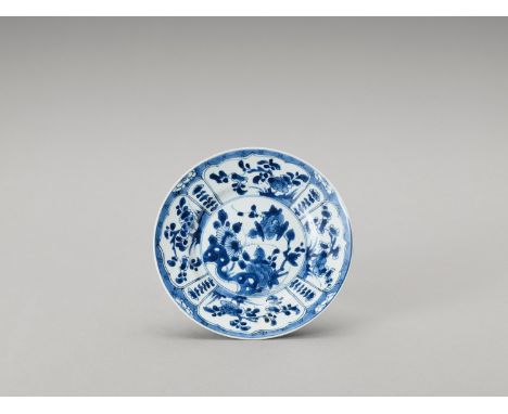 A 'FLORAL' BLUE AND WHITE PORCELAIN DISHChina, Kangxi period (1662-1722). Painted in underglaze blue on the show side with fl
