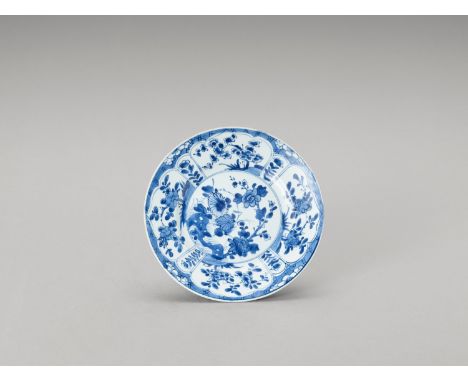 A 'FLORAL' BLUE AND WHITE PORCELAIN DISHChina, Kangxi period (1662-1722). Painted in underglaze blue on the show side with fl