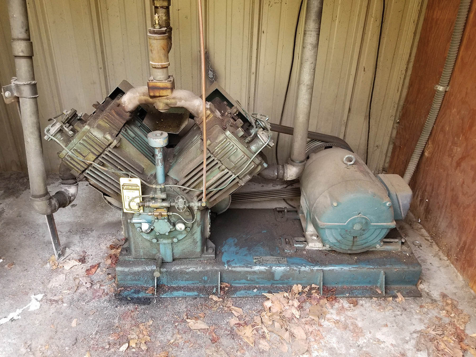 QUINCY 20HP VTWIN AIR COMPRESSOR WITH 300GALLON AIR RECEIVING TANK