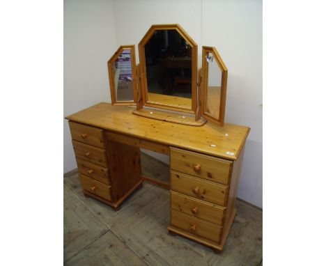Pine twin pedestal dressing chest with free standing mirror and four drawers to each pedestal (width 133cm) 