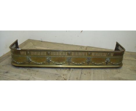 Early 20th C brass fire fender with pierced detail (width 126cm) 