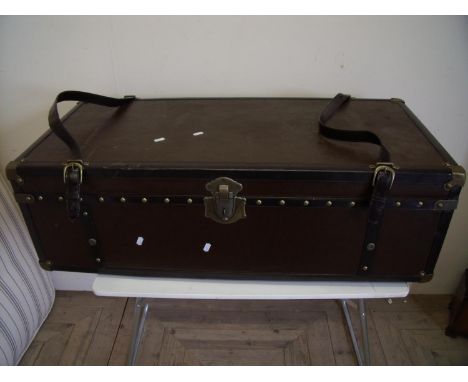 Quality modern leather bound flat top travelling trunk, coffee table with wood lined interior (46cm x 102cm x 32cm) 