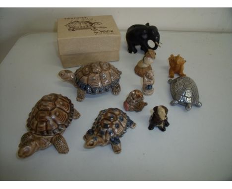 Boxed large Wade tortoise, various other Wade tortoises, Whimsy's and other figures in one box 