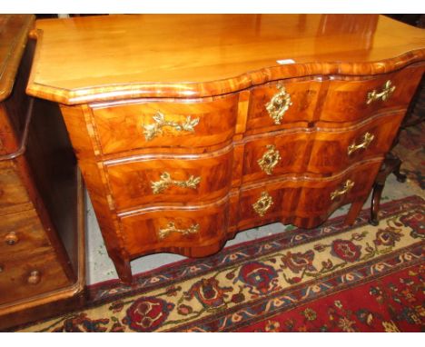 18th Century Continental kingwood serpentine fronted commode, the moulded top above three drawers with ormolu handles and esc