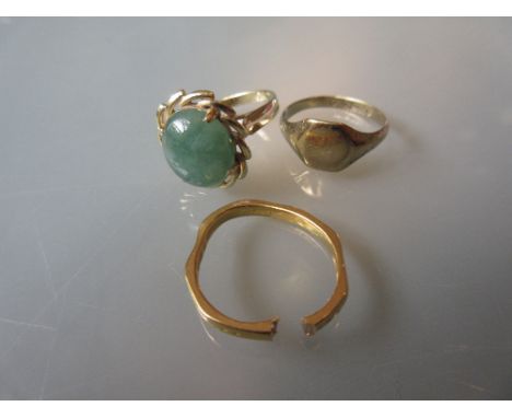 14ct Yellow gold jade set ring, a 22ct gold wedding band (a/f) and a 9ct gold signet ring