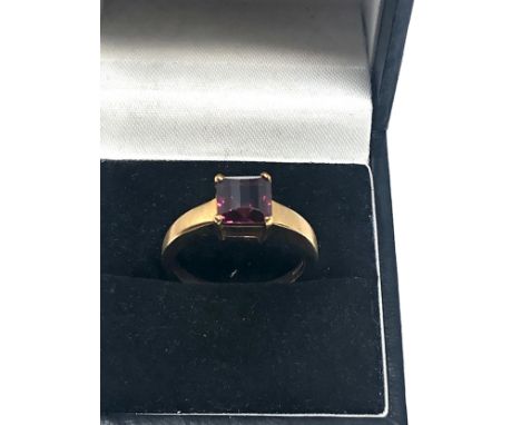 9ct gold garnet ring (3.2g) 