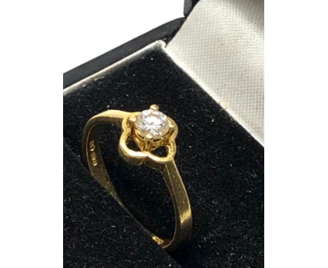 Fine hallmarked 18ct gold diamond ring set with central diamond weight 2.5g 