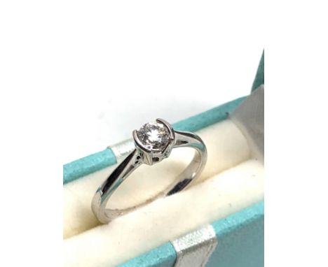 Fine 18ct white gold diamond ring set with central diamond measures approx 4mm 