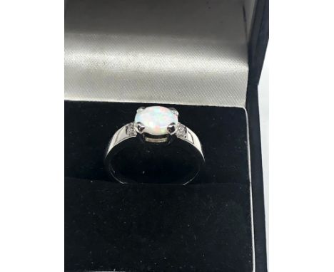 9ct white gold diamond sided opal ring (2.9g) 